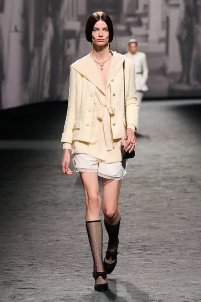 Look 16